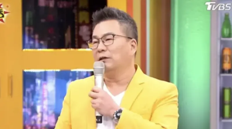 ▲58歲藝人沈玉琳（如圖）去（2025）年8月證實罹患血癌，昨（27）日宣布以全新節目《黑白威廉Fighting》回歸，先前的《11點熱吵店》仍未有消息，《NOWNEWS今日新聞》記者求證所屬電視台，TVBS回應仍在評估沈玉琳最合適的回歸時機，雙方積極保持聯繫。（圖／《11點熱吵店》臉書）