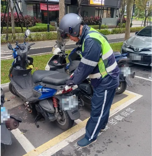 ▲228連假雙北一般車格多免收費，但新北市觀光風景區與商圈的「假日收費」機車格仍會派員開單，騎士停車前務必看清標誌。（圖／新北市交通局提供）