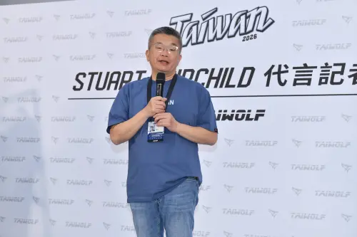 ▲中職會長蔡其昌表示能帶台灣國旗進場，但尺寸必須符合規範。（圖／記者林柏年攝）