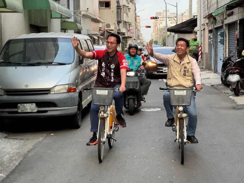 ▲ 立委許智傑跨派系相挺參與初選的市議員林智鴻，不只騎腳踏車掃街、拍影片，連看板都即將「究極合體」。（圖／市議員林智鴻辦公室提供）