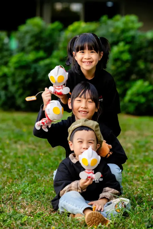 ▲高雄燈會「冬日遊樂園」的超人力霸王小提燈將於今（27）日開始兩天的下午發送（圖／高雄市觀光局提供www.facebook.com/khh.travel）