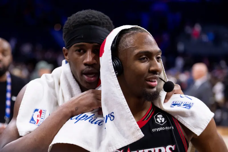 ▲費城76人今（27）日主場迎戰邁阿密熱火，馬克西（Tyrese Maxey）首節就狂砍20分，全場拿下28分、11助攻，助76人以124：117擊敗熱火，此外馬克西也投進生涯第886顆三分球，正式超越「戰神」艾佛森（Allen Iverson）成為76人隊史三分球王。（圖／美聯社／達志影像）