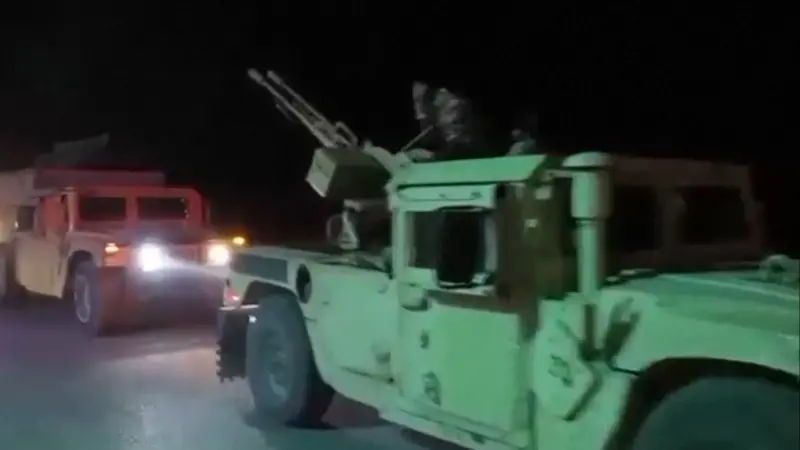 ▲阿富汗、巴基斯坦近日在邊境又爆發衝突，並從26日開始升級，彼此空襲報復。圖為暗夜中行進的阿富汗軍車。（圖／擷取自影片）