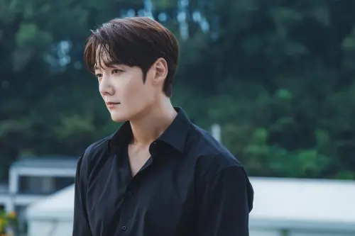 ▲近期熱播的韓劇《理事長和我的祕密關係》，是改編自超人氣網路小說與漫畫，由崔振赫（如圖）擔任主演，飾演一名不婚主義的超萌霸總。（圖／friDay影音提供）