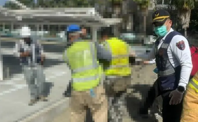 ▲27日高雄前鎮好市多新建工地疑通風不良，2工人地下室施工身體不適送醫，所幸意識清楚無生命危險。（圖／翻攝畫面）