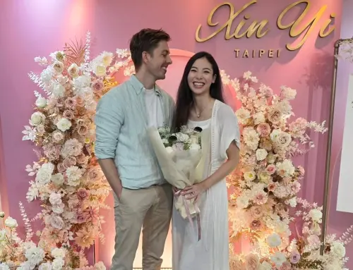 ▲賴佩霞大女兒謝沛恩（右）宣佈已和帥氣老公登記結婚。（圖／翻攝自謝沛恩IG@aggiemlove）