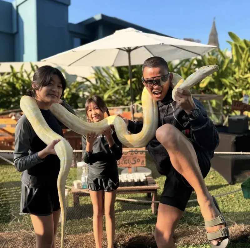 ▲泰國動作巨星東尼嘉近日現身上海動物園，整個人明顯消瘦許多，與昔日肌肉壯碩的銀幕硬漢形象大相逕庭，令粉絲相當擔憂。（圖／翻攝自星島日報）