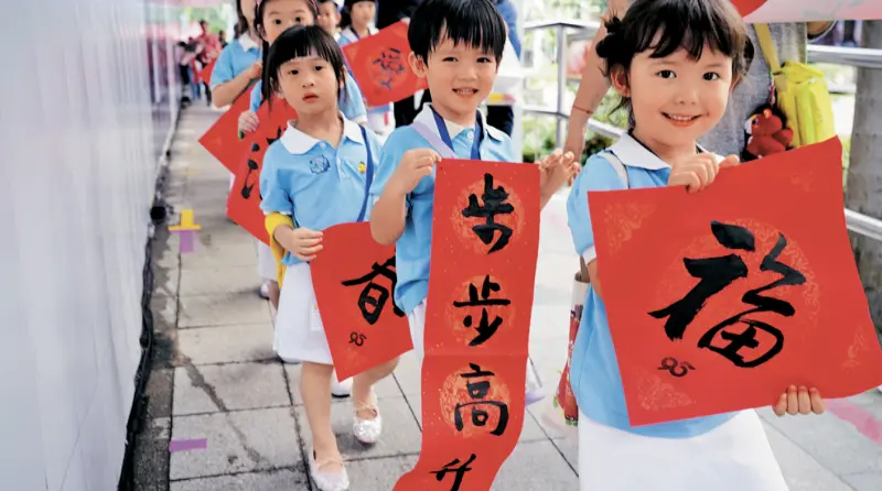 ▲新加坡2025年整體生育率跌至0.87，創歷史新低，副總理顏金勇宣布未來5年每年將引進2.5萬至3萬名新公民，以應對人口老化危機。（圖／翻攝自星島日報）