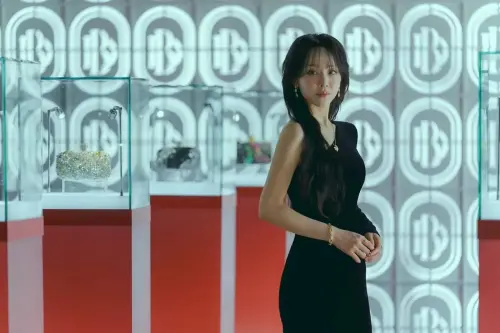 ▲申惠善在劇中，飾演高級時尚品牌「蓓朵奧（BOUDOIR）」的亞洲區分社長-金莎拉，擁有完美履歷和無懈可擊的時尚品味。（圖／Netflix提供）