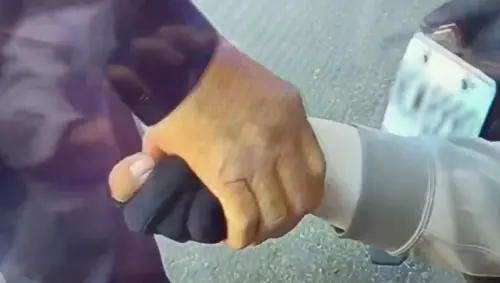 跨雙黃線被開罰！台中外送員下跪握警手喊冤　網友：根本情緒勒索