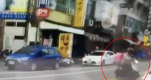 ▲台中一名外送員因跨雙黃線被警方開罰，沒想到他竟突然下跪喊冤。（圖／翻攝畫面）