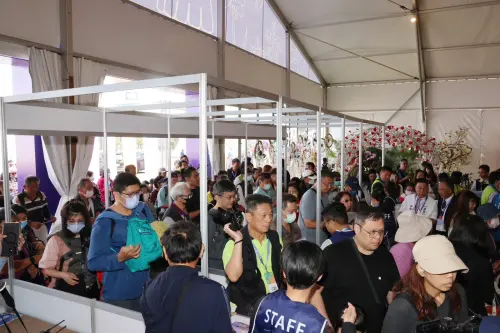 ▲台灣國際蘭展暨花卉科技展今開園現場即湧現購票排隊入場人潮。（圖 ／南市府提供）