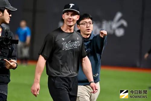 ▲「費仔」費爾柴德（Stuart Fairchild）剛抵達台灣，上午先出席品牌代言活動，下午就隨隊練打，受訪時吸引媒體大陣仗圍繞，體驗到巨星級待遇，費仔笑說，自己很習慣媒體訪問，但還是第一次看到這麼大規模的聯訪。（圖／記者林柏年攝）