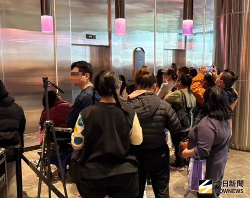 ▲許多影迷擠爆台北大巨蛋影城，只為一睹《陽光女子合唱團》主演們丰采。（圖／記者黃聖凱攝影）