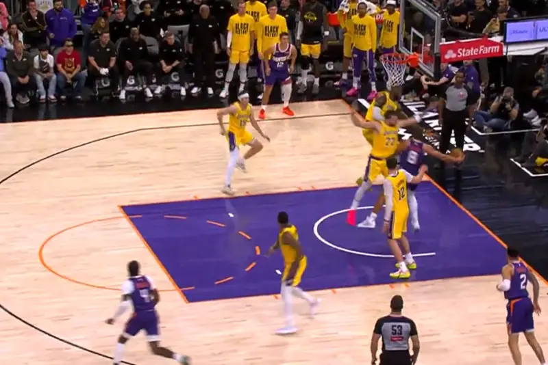 影／誰的錯？詹姆斯關鍵回合補防撞翻唐西奇　湖人遭絕殺吞3連敗