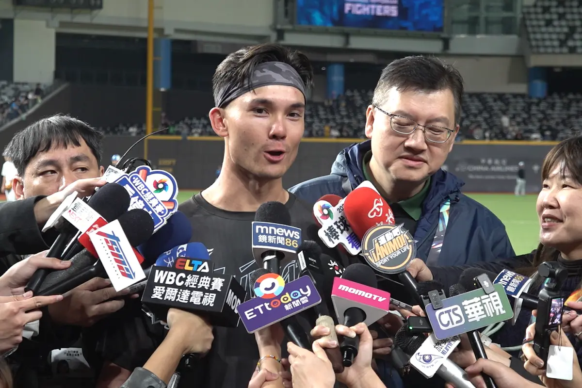 ▲中華隊唯一的混血戰力「費仔」費爾柴德（Stuart Fairchild）站上大巨蛋打擊區練打，更驚喜上演了由前大聯盟名投陳偉殷擔任餵球投手的「大聯盟級對決」。（圖／記者陳云茹攝）