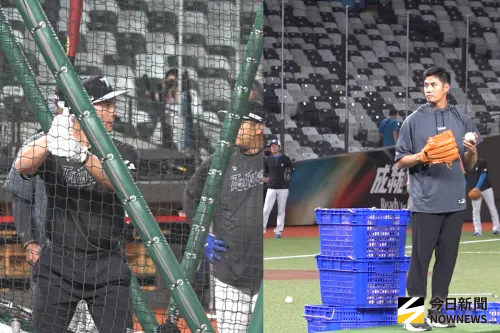 ▲費爾柴德(Stuart Fairchild)在大巨蛋的首次練打，由擁有豐富大聯盟資歷的賢輩陳偉殷親自餵球。（圖／記者陳云茹攝）