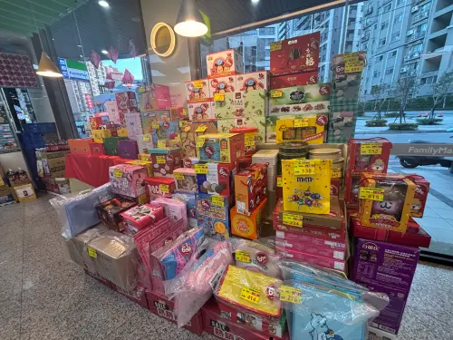 ▲目前各大超商及通路都在出清福袋以及禮盒，民眾元宵節前要買要快，促銷在元宵節後都會開始慢慢撤除。（圖／記者徐銘穗攝）