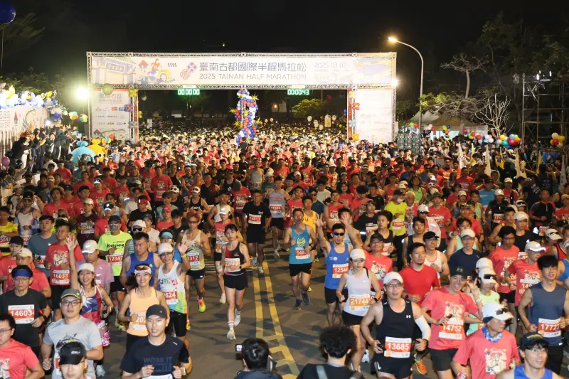 ▲「2026臺南古都國際半程馬拉松」將於3月1日清晨在永華市政中心前南島路登場，本文整理各組別報到與開跑時間、美食補給名單、交通管制、成績查詢等資訊。（圖／台南市政府提供www.tainan.gov.tw/）