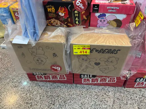 ▲全家福袋禮盒69折出清，想找行李箱福袋，目光要記得往下方移，才不會錯過驚喜。（圖／記者徐銘穗攝）