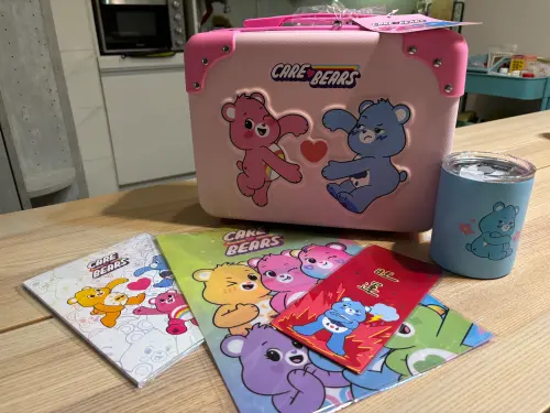 ▲全家CareBears行李箱福袋，內有行李箱、吸管鋼杯、資料夾、筆記本、紅包袋和一組抽獎序號。（圖／記者徐銘穗攝）