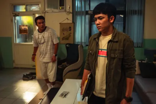 ▲「AcQUA源少年」成員林毓家（右）在新片《NO GOOD！歐吉桑》與李銘順飾演父子。（圖／萬騰文化創意提供）