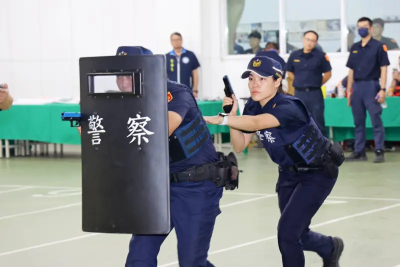 ▲屏東縣政府警察局舉辦「115年組合警力情境模擬競賽」，9組精銳員警同場較勁，展現高壓應變能力。（圖／記者莊全成翻攝）