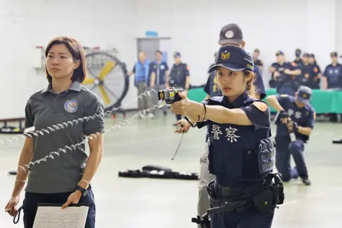 ▲參賽員警進行情境攻防與快速反應射擊演練，檢驗戰術協調與臨場判斷。（圖／記者莊全成翻攝）