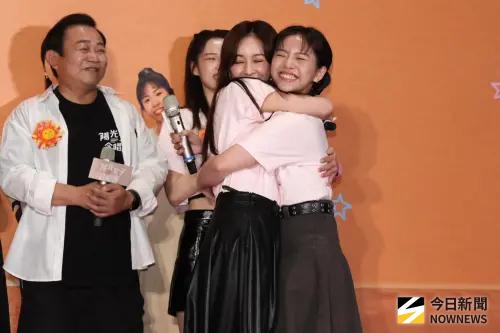 ▲陳意涵（左）與羅晨恩（右）謝票會上相擁，看得影迷入戲感動。（圖／記者朱永強攝影）