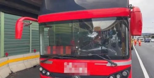 ▲國道一號五股路段鐵片噴飛砸中客運。（圖／國道公路警察局提供）