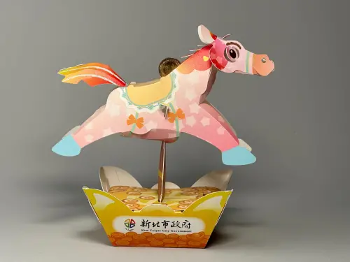 ▲2026新北燈會特別版「金馬舞錢」小提燈實體照。（圖／新北市政府提供）