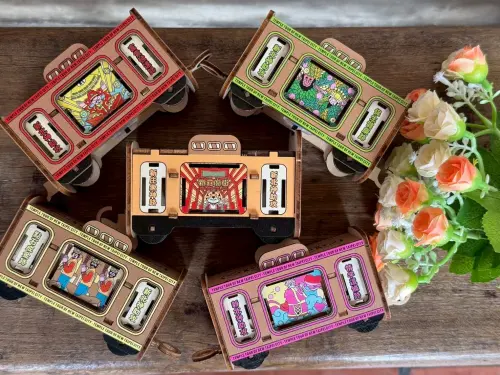 ▲2026新北燈會於2月27日發放限量祈福列車文創品，民眾只要在現場擲筊聖杯，有機會獲得各宮廟限量祈福禮，有小神衣、福袋、手機吊飾等，感受神明滿滿的祝福。（圖／新北市政府提供）