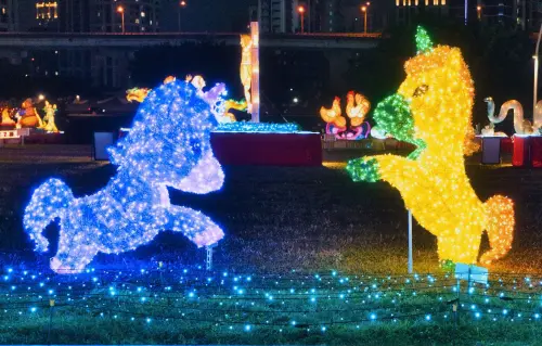 ▲2026新北燈會「馬寶牧場燈區」以繽紛色系小馬造型燈組，座落於翠綠草地上，象徵夢想的萌芽，純真而閃耀。（圖／新北民政保平安臉書）