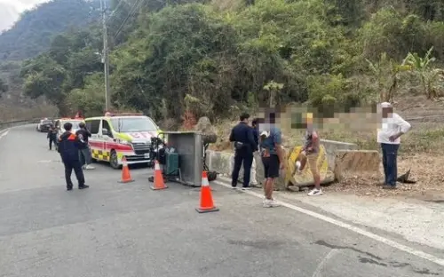 山路酒駕出事！男開農用車載親友遊南橫　撞護欄5人全噴飛濺血