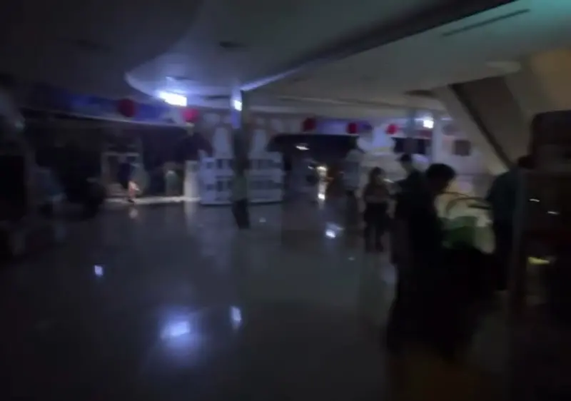 ▲228連假第一天，有民眾前往高雄義享天地百貨逛街，卻意外遇到停電，只好摸黑逛街。（圖／Threads@kenny_861007授權提供）