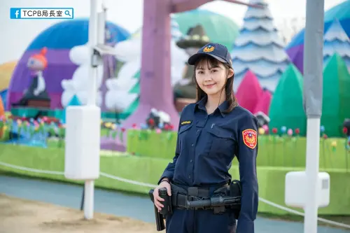 台中燈會美景再掀話題！甜美女警值勤照曝光　網友暴動喊朝聖