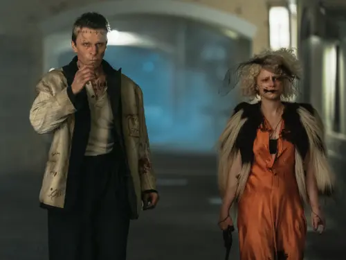 ▲克里斯汀貝爾（左）與潔西伯克利（右）在《科學新娘》造型詭異，演出驚人。（圖／華納兄弟提供）