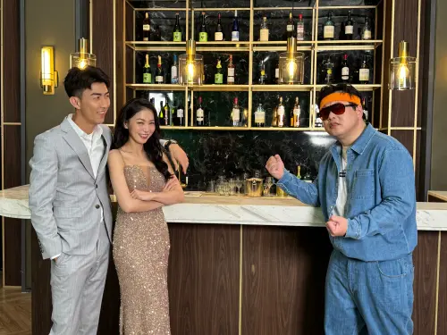 ▲大胖（右）暫別歌壇的歌曲〈Wait on 綠茶〉，MV請來兄弟、YTR The Dodo men的Ian（左）協力拍攝。（圖／ 胖曲製作工作室 提供）