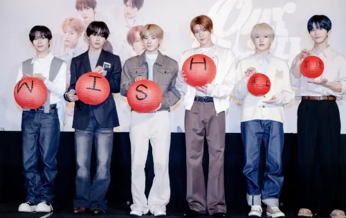 ▲NCT WISH成員們收到來自主辦的燈籠，期許新的一年也健康順利。（圖／SHOWOffice提供）