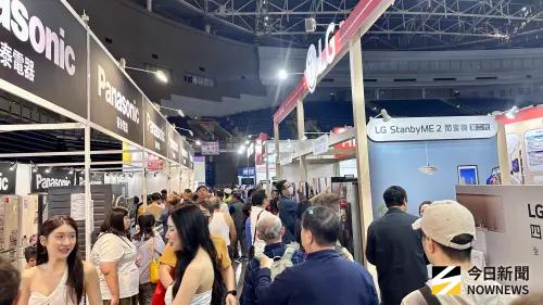 ▲高雄AI 智慧家電空調大展今（27）日登場，吸引不少民眾搶便宜。（圖／記者陳美嘉攝，2026.02.27）