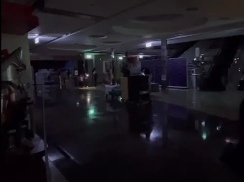 ▲高雄義享天地強調，送電異常發生後2分鐘內，商場即迅速切換至內部發電機緊急供電，後續經台電緊急調撥其他電路，約於停電30分鐘後全館順利恢復正常供電，目前受困於電梯等設施內的民眾，皆已陸續由人員協助脫困，並轉往休息室妥善安置。（圖／Threads@rebeccatsai117授權提供）