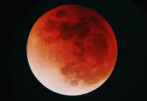 ▲「月全食」雖然具有觀賞價值與科學意義，但在古老傳說中，「血月」常被視為有不祥之兆或陰陽失衡，被稱為「天狗食月」。（圖／取自unsplash）
