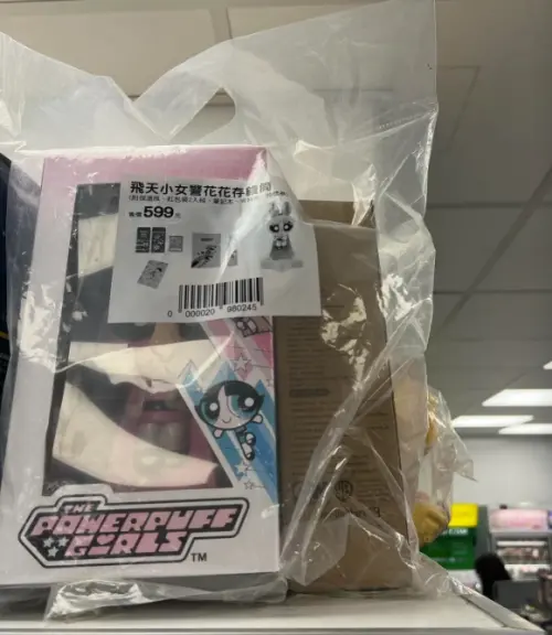 ▲有網友也發現舊款的飛天小女警存錢筒福袋原價599元也是賣99元，已經是1.6折超離譜跳水價出清。（圖/Threads）