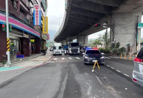 ▲27日新北八里發生死亡車禍，曳引車與機車擦撞，22歲越南交換生遭捲車底身亡。（圖／翻攝畫面）