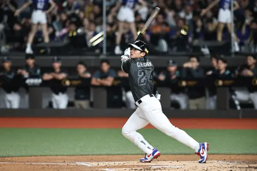 ▲陳傑憲的帥氣外型，收穫不少日本球員、球迷的心，最新一位迷弟就是万波中正。（圖／挺悍運動行銷提供）