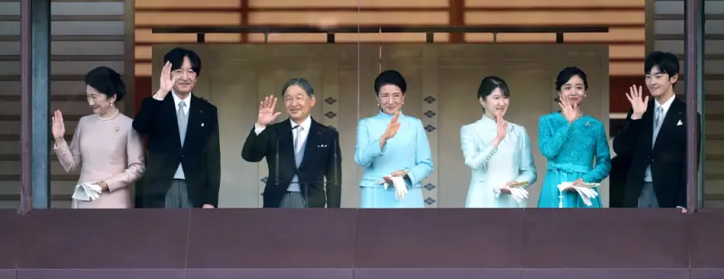    ▲左起為日本秋筱宮文仁親王、紀子妃、德仁天皇、雅子皇后、愛子公主、佳子公主以及悠仁親王。（圖／美聯社／達志影像）  