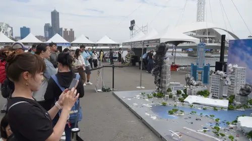 ▲ 「特攝微縮城市」首度亮相，精緻還原高雄城市地標，吸引大批民眾排隊合影。（圖／高市府青年局提供）