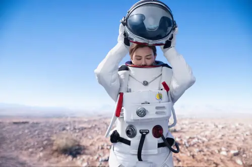 ▲孫燕姿攜手多位重量級音樂人，發布最新單曲〈飛瀑而下〉，單曲封面中，她化身在無重力宇宙的太空人。（圖／Make Music提供）