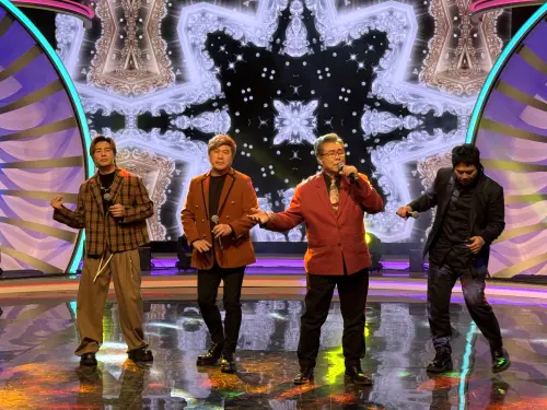 ▲楊烈（右2）演唱經典曲〈如果能夠〉時，遭胡瓜（左2）、歐漢聲（左1）和邵大倫瘋狂搶麥克風。（圖／華視提供）