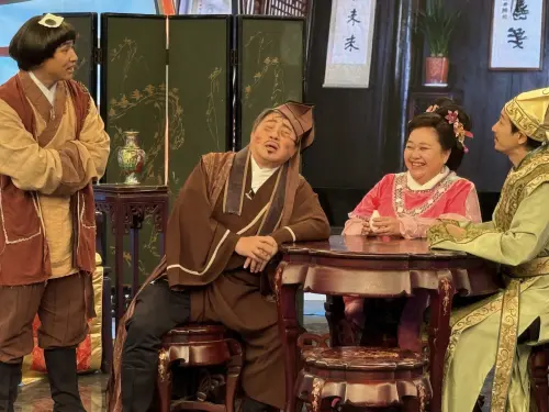 ▲胡瓜（左2）展現「老臘肉」魅力與鍾欣凌（右2）火辣互動，犧牲色相的演出讓全場錄影陷入瘋狂。（圖／華視提供）